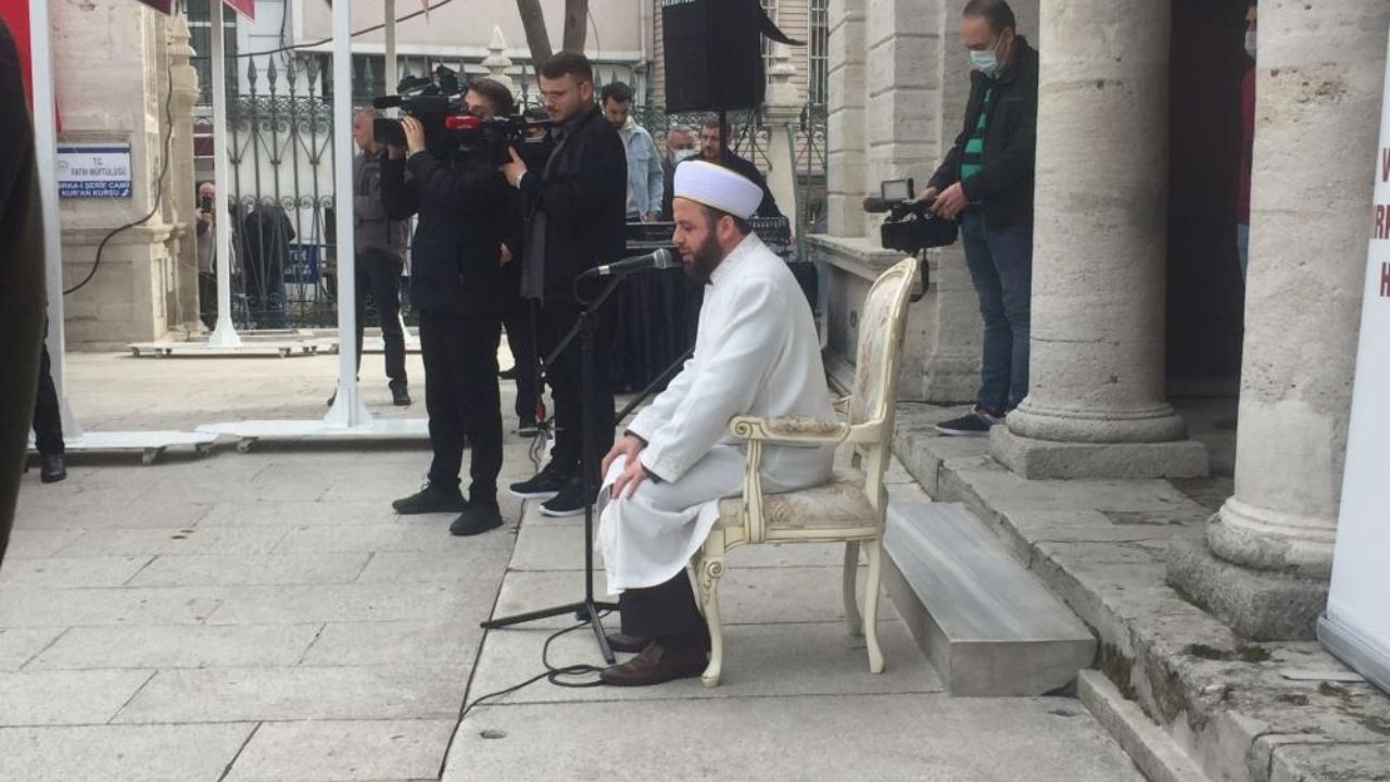 2 yıllık hasret son buldu: Hırka-i Şerif ziyarete açıldı